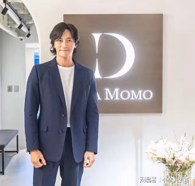 張東健因醜聞沉寂近三年，首度與老婆合體秀恩愛，50歲顏值很能打