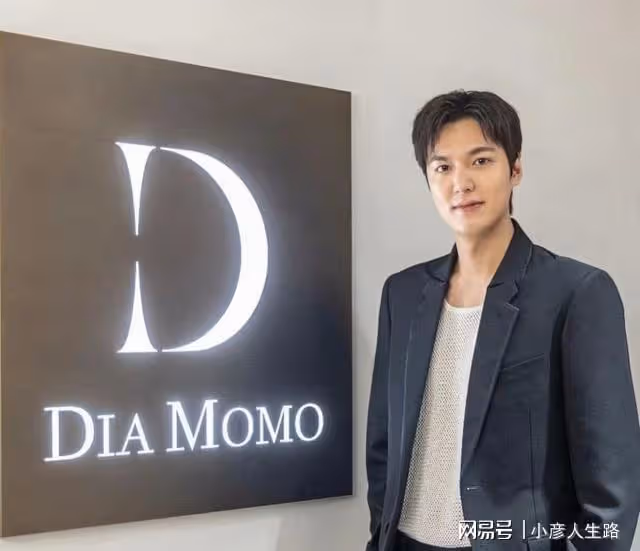 張東健因醜聞沉寂近三年，首度與老婆合體秀恩愛，50歲顏值很能打