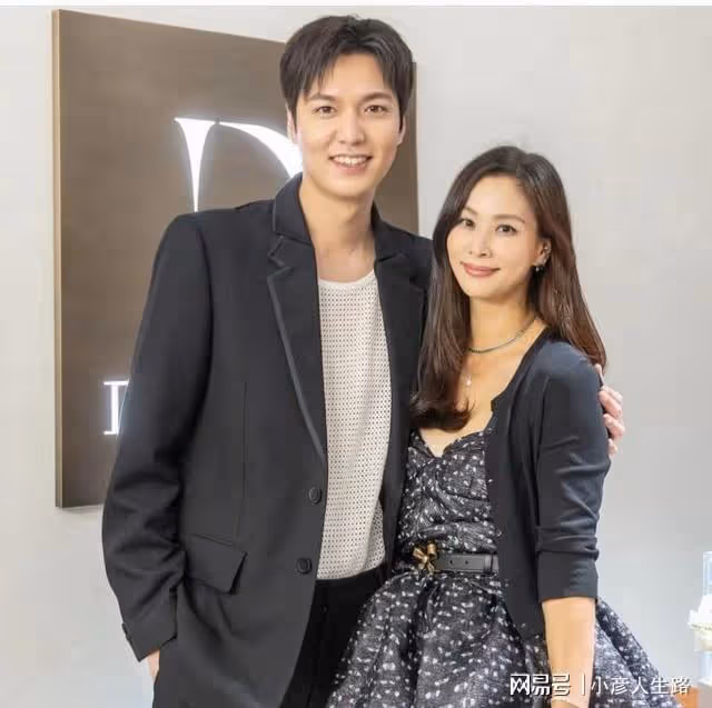 張東健因醜聞沉寂近三年，首度與老婆合體秀恩愛，50歲顏值很能打