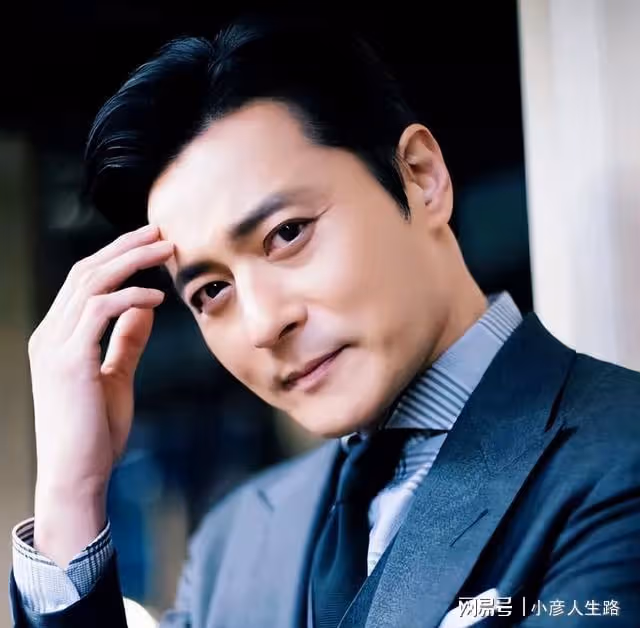張東健因醜聞沉寂近三年，首度與老婆合體秀恩愛，50歲顏值很能打