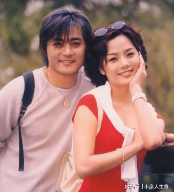 張東健因醜聞沉寂近三年，首度與老婆合體秀恩愛，50歲顏值很能打
