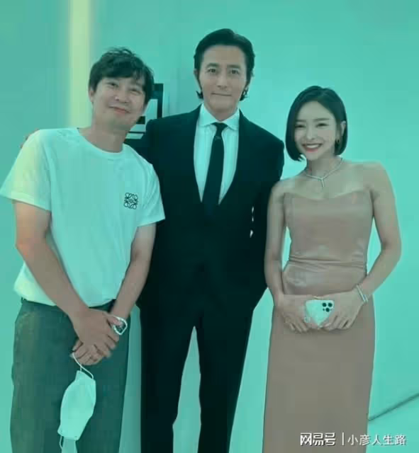 張東健因醜聞沉寂近三年，首度與老婆合體秀恩愛，50歲顏值很能打