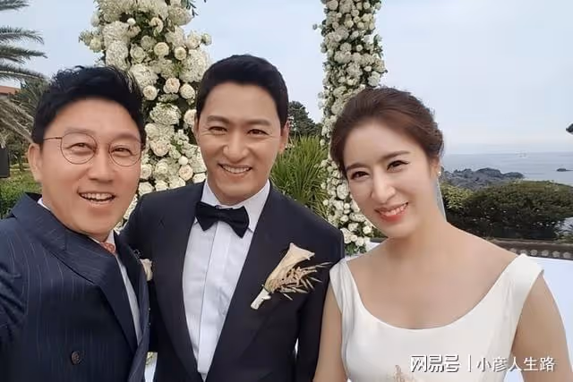 張東健因醜聞沉寂近三年，首度與老婆合體秀恩愛，50歲顏值很能打