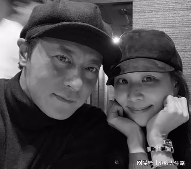張東健因醜聞沉寂近三年，首度與老婆合體秀恩愛，50歲顏值很能打