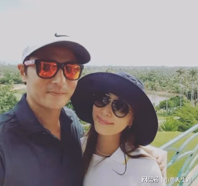 張東健因醜聞沉寂近三年，首度與老婆合體秀恩愛，50歲顏值很能打