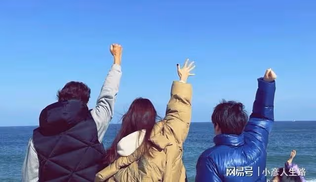 張東健因醜聞沉寂近三年，首度與老婆合體秀恩愛，50歲顏值很能打