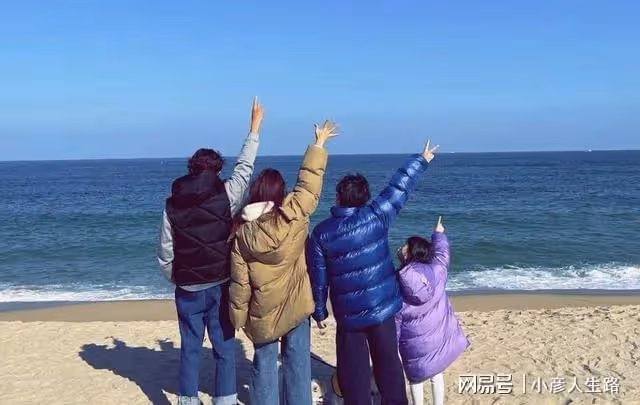 張東健因醜聞沉寂近三年，首度與老婆合體秀恩愛，50歲顏值很能打