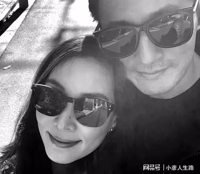 張東健因醜聞沉寂近三年，首度與老婆合體秀恩愛，50歲顏值很能打