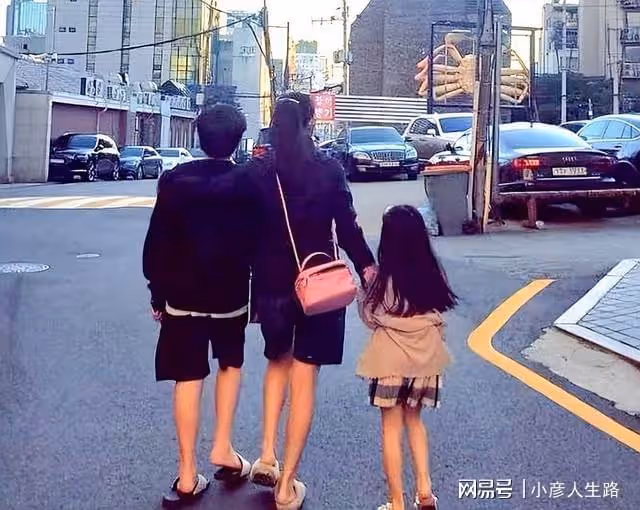 張東健因醜聞沉寂近三年，首度與老婆合體秀恩愛，50歲顏值很能打