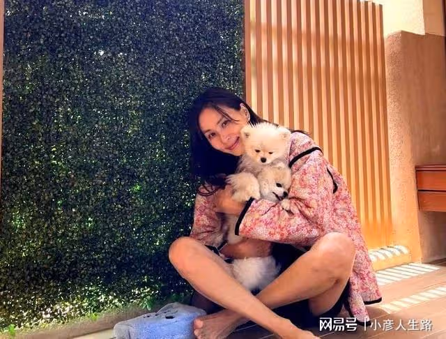 張東健因醜聞沉寂近三年，首度與老婆合體秀恩愛，50歲顏值很能打