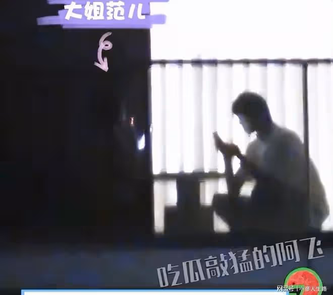 張雨綺帶小帥哥陽台抽菸！吞雲吐霧姿勢霸氣，男方蹲一旁個頭超大