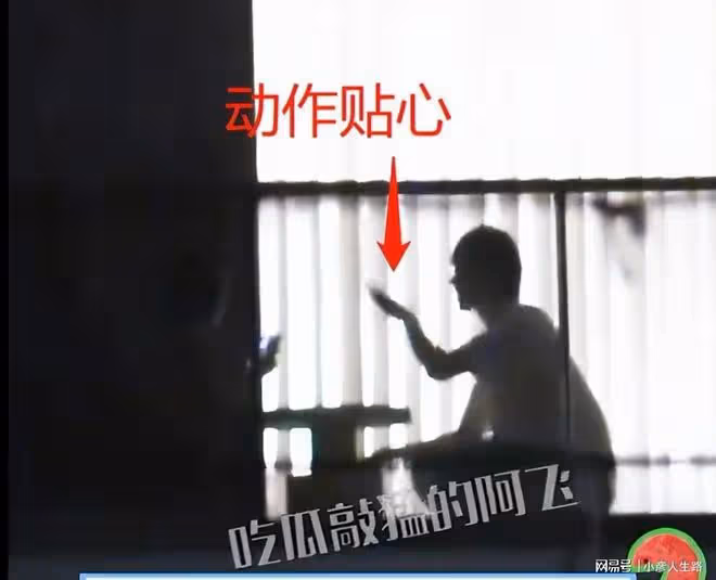 張雨綺帶小帥哥陽台抽菸！吞雲吐霧姿勢霸氣，男方蹲一旁個頭超大