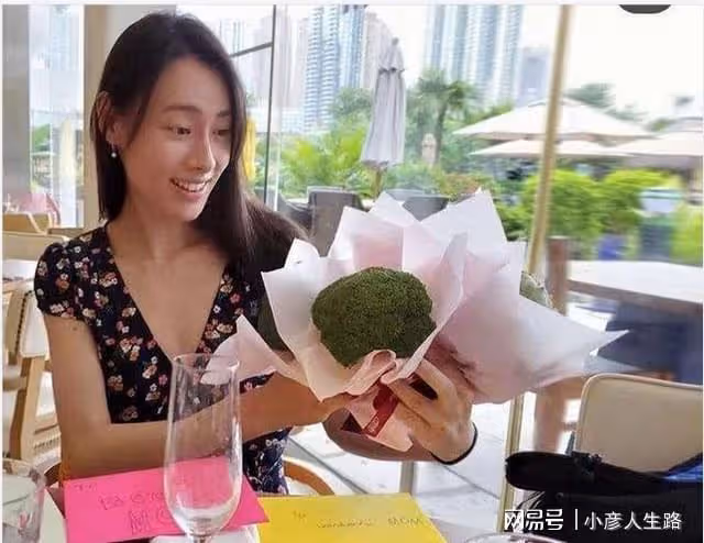 梁洛施為寵物貓慶生，素顏出鏡難掩美貌，李澤楷長子罕見現身