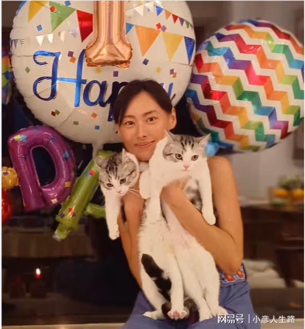 梁洛施為寵物貓慶生，素顏出鏡難掩美貌，李澤楷長子罕見現身