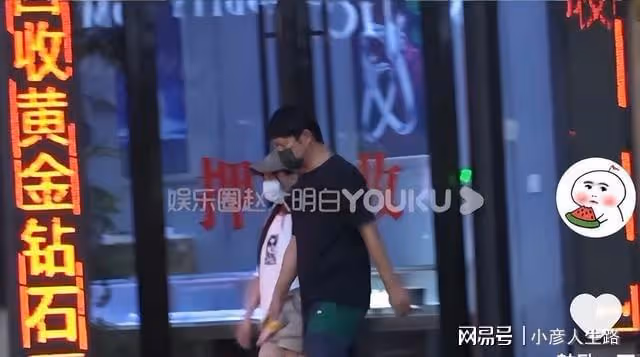 38歲尹姝貽探班男友,買大包零食犒勞潘粵明,身材纖細氣質似董潔