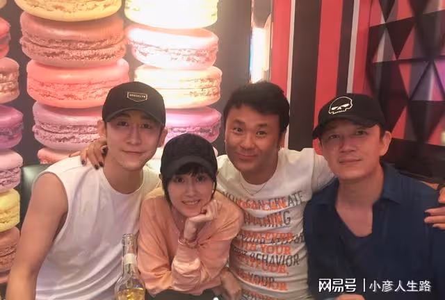 38歲尹姝貽探班男友,買大包零食犒勞潘粵明,身材纖細氣質似董潔