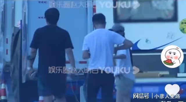 38歲尹姝貽探班男友,買大包零食犒勞潘粵明,身材纖細氣質似董潔