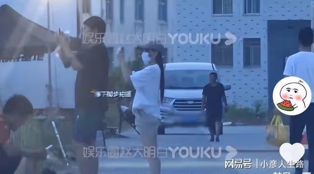 38歲尹姝貽探班男友,買大包零食犒勞潘粵明,身材纖細氣質似董潔
