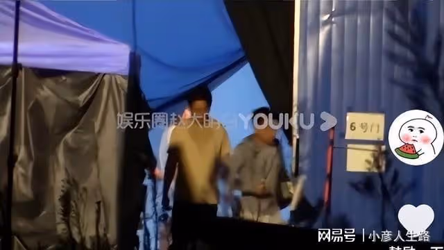 38歲尹姝貽探班男友,買大包零食犒勞潘粵明,身材纖細氣質似董潔