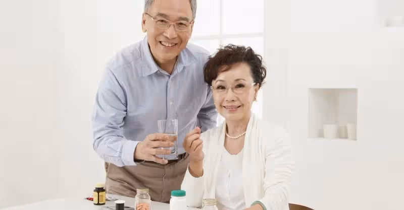 見到未來婆婆和舞伴牽手逛街，姑娘決定分手：五十多情，家宅不寧