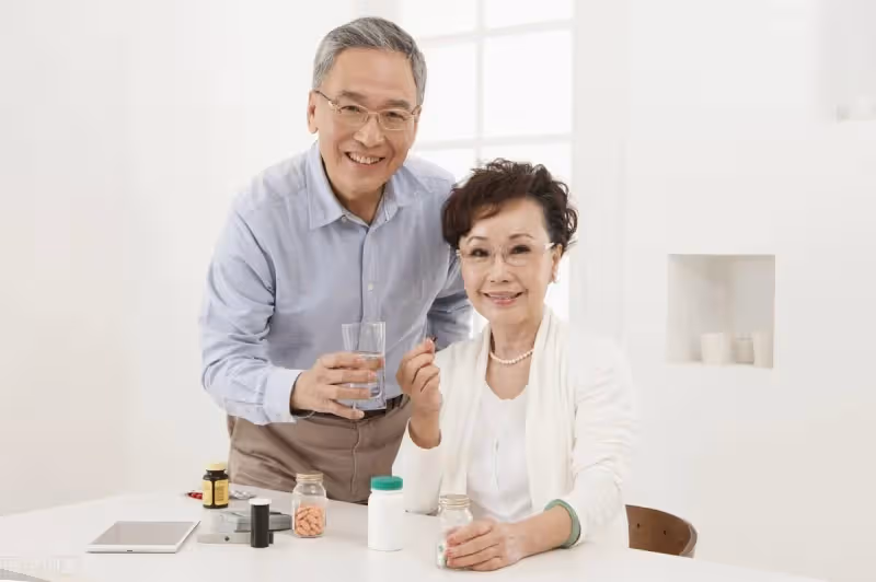 見到未來婆婆和舞伴牽手逛街,姑娘決定分手:五十多情,家宅不寧