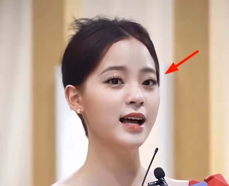 再次看到真正的閉路電視錄像!金晨嘴角一歪,皺紋很深,歐陽娜娜的黑眼圈很明