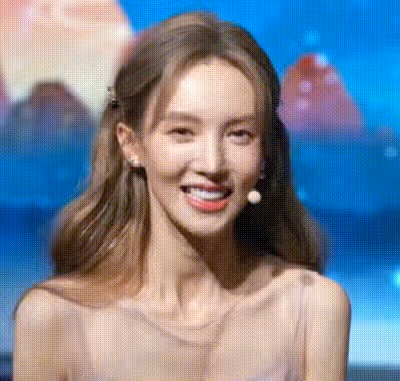 再次看到真正的閉路電視錄像！金晨嘴角一歪，皺紋很深，歐陽娜娜的黑眼圈很明