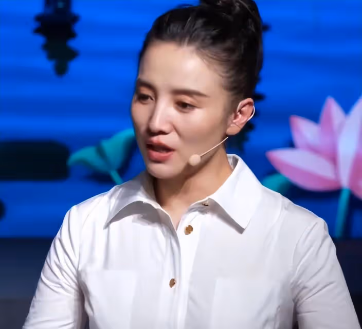 再次看到真正的閉路電視錄像！金晨嘴角一歪，皺紋很深，歐陽娜娜的黑眼圈很明