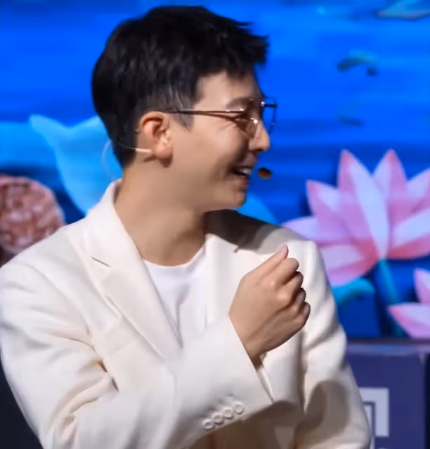 再次看到真正的閉路電視錄像!金晨嘴角一歪,皺紋很深,歐陽娜娜的黑眼圈很明