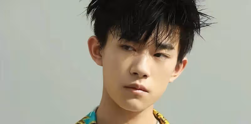 不受考編影響!易烊千璽迎來新代言,羅一舟新話劇也即將上演