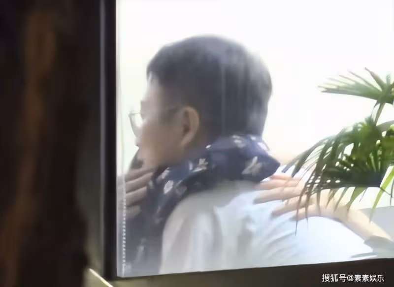 董潔飯局與男子熱聊，摟脖牽手關係不一般