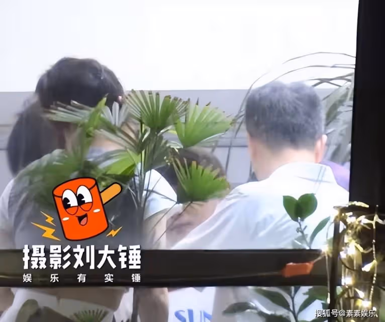 董潔飯局與男子熱聊，摟脖牽手關係不一般