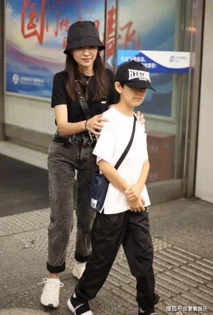 董潔飯局與男子熱聊，摟脖牽手關係不一般