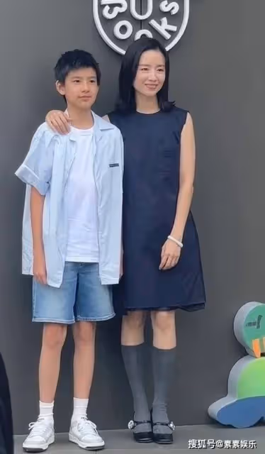 董潔飯局與男子熱聊，摟脖牽手關係不一般