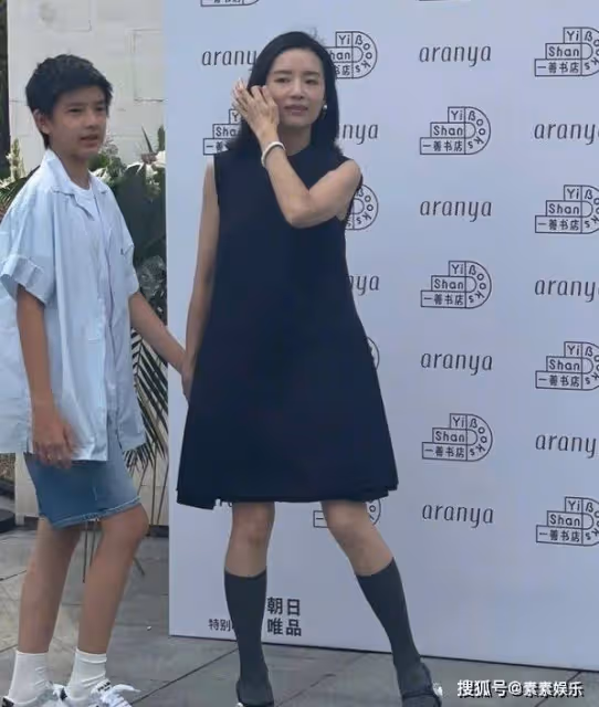 董潔飯局與男子熱聊，摟脖牽手關係不一般