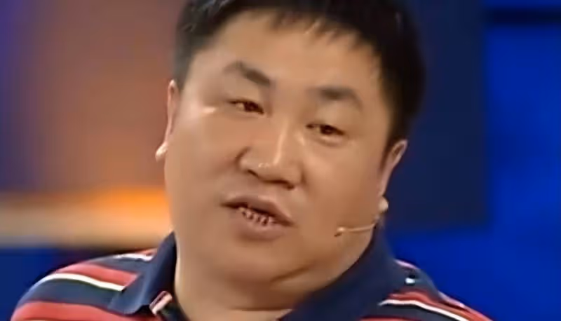 趙本山的地位有多高？頒獎典禮上扇了馮小剛一巴掌，和周潤發合影，穩坐C位