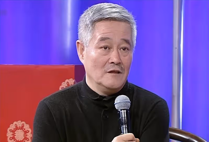 趙本山的地位有多高？頒獎典禮上扇了馮小剛一巴掌，和周潤發合影，穩坐C位
