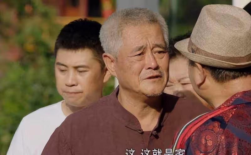 趙本山的地位有多高？頒獎典禮上扇了馮小剛一巴掌，和周潤發合影，穩坐C位