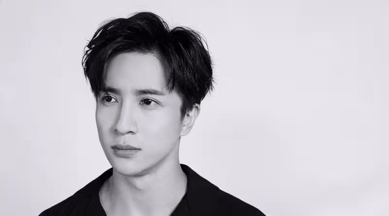 薛之謙張信哲發新歌，離婚與老婆團聚，一家三口今天很幸福