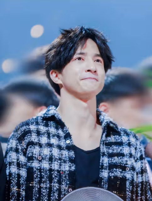 薛之謙張信哲發新歌，離婚與老婆團聚，一家三口今天很幸福