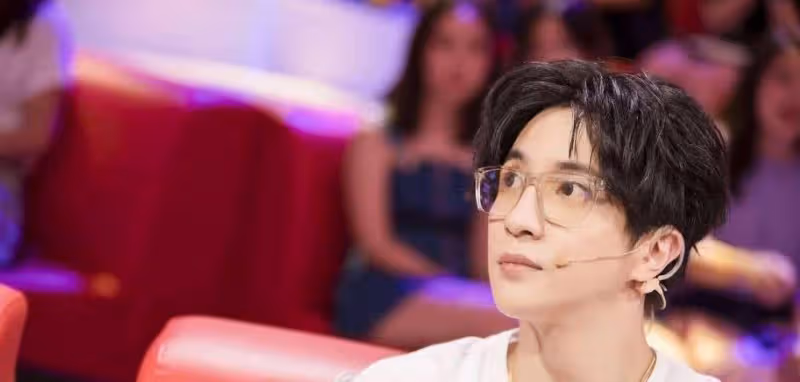 薛之謙張信哲發新歌，離婚與老婆團聚，一家三口今天很幸福