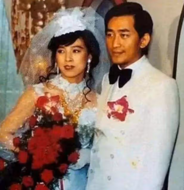 經歷過五段婚姻的富婆許春梅再次高調向周潤發示愛，現在怎麼樣了？