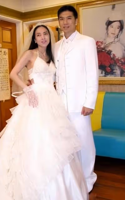 經歷過五段婚姻的富婆許春梅再次高調向周潤發示愛，現在怎麼樣了？