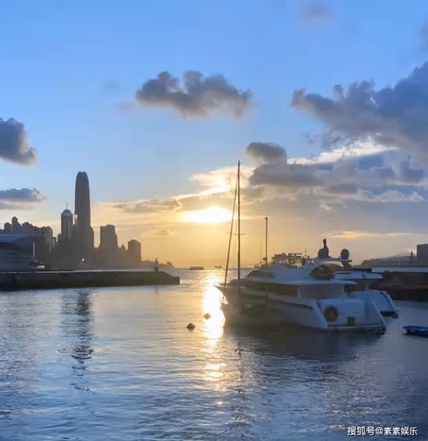 湯洛雯馬國明放閃，開豪華遊艇出海，夕陽中在海面上甜蜜擁抱