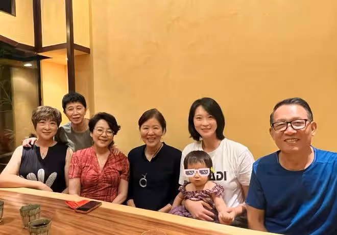 郎平攜老公參加聚會!抱娃笑得合不攏嘴,手戴金戒胸佩玉環顯貴氣