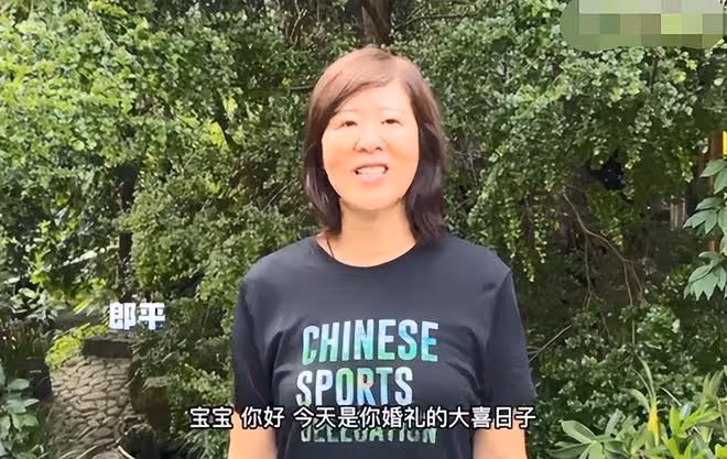 郎平攜老公參加聚會!抱娃笑得合不攏嘴,手戴金戒胸佩玉環顯貴氣