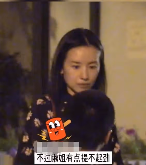 董潔深夜素顏現身聚會,和男子互訴衷腸摟抱,男方緊牽另一女性手