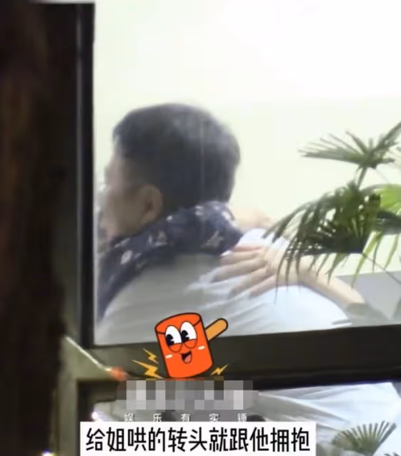 董潔深夜素顏現身聚會,和男子互訴衷腸摟抱,男方緊牽另一女性手