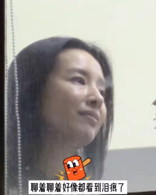 董潔深夜素顏現身聚會,和男子互訴衷腸摟抱,男方緊牽另一女性手