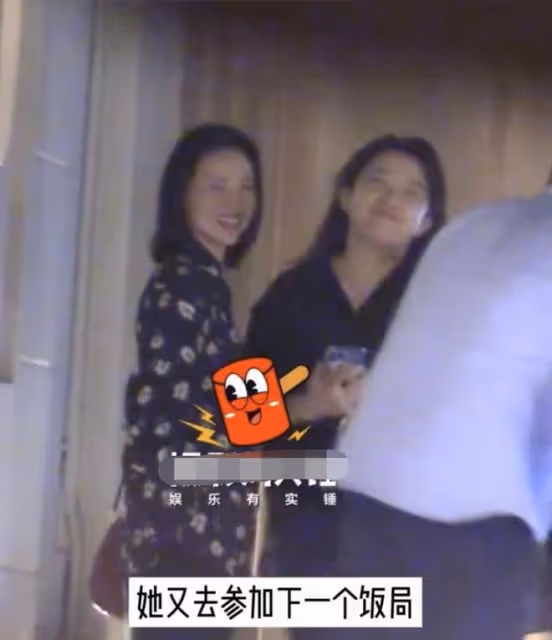 董潔深夜素顏現身聚會,和男子互訴衷腸摟抱,男方緊牽另一女性手